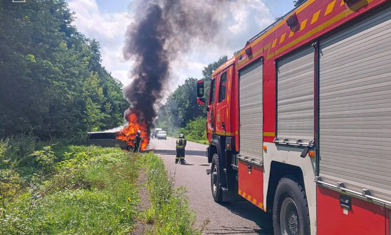 На Буковині під час руху загорівся мікроавтобус