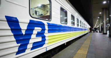 Укрзалізниця призначила на вересень додаткові потяги на захід України