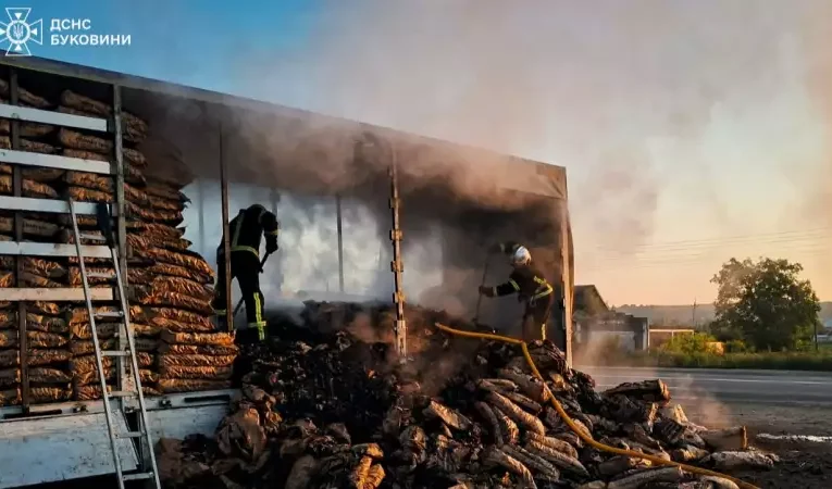 На Буковині горів причіп вантажівки