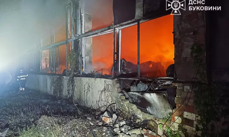 У Чернівцях горіло підприємство (відео)