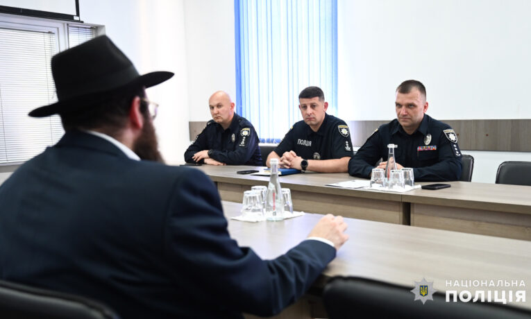 Головного рабина Буковини оштрафували за обіцянку переправити чоловіка за кордон. Деталі справи