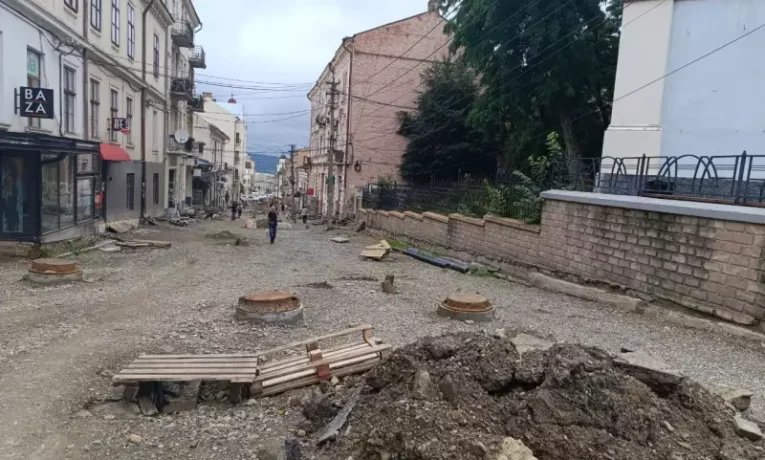 Мали закінчити 1 серпня: капремонт вулиці Заньковецької знову вчасно не завершили