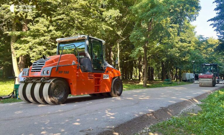 У парку Шевченка в Чернівцях розпочали ремонтувати центральну алею за майже 14 млн грн