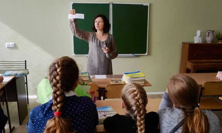 В Україні можуть закрити понад 500 шкіл: чому уряд не хоче платити вчителям закладів освіти з малою кількістю учнів
