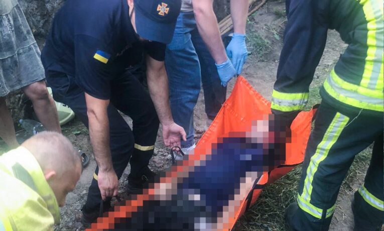 Трагедія на Буковині: рятувальники дістали тіла трьох людей з колодязя у Чунькові
