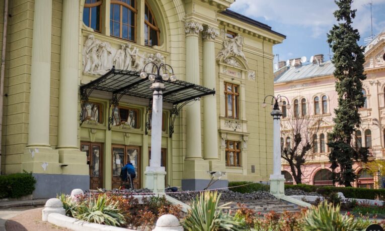 Чернівецький драмтеатр скасував виставу за мотивами сценарію Вуді Аллена, який підтримав кіно росії