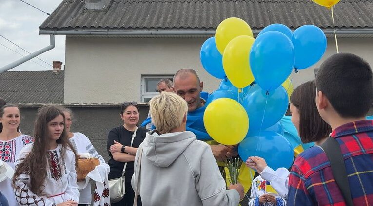 “Пішов на війну здоровим, а повернувся – важкохворим”: рідні про буковинця, якого зустріли після двох років полону