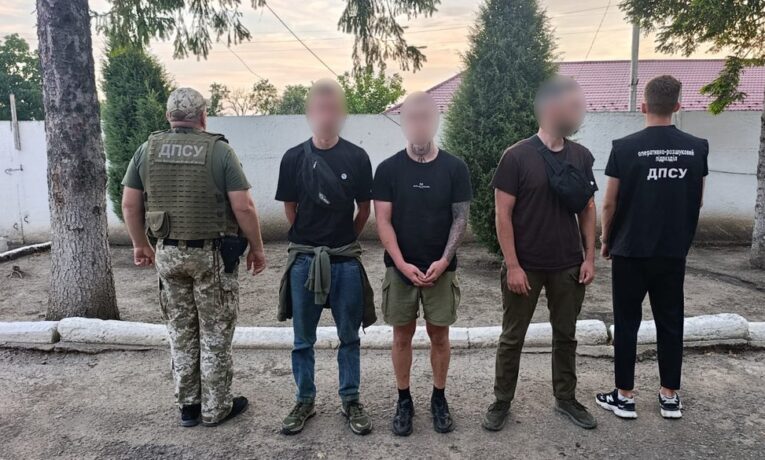 На Буковині затримали чоловіків, які через соняшникове поле рухалися в бік Молдови