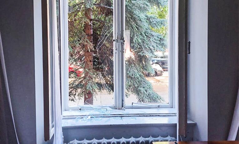Житель Глибоки розбив вікно у Чернівецькій ОДА