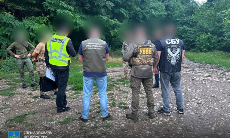 На Буковині військовослужбовець за хабар намагався переправити чоловіків до Молдови