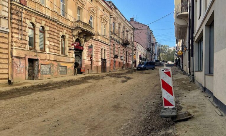 Вулиця вічних руїн: у Чернівцях втретє продовжили ремонт вулиці Заньковецької