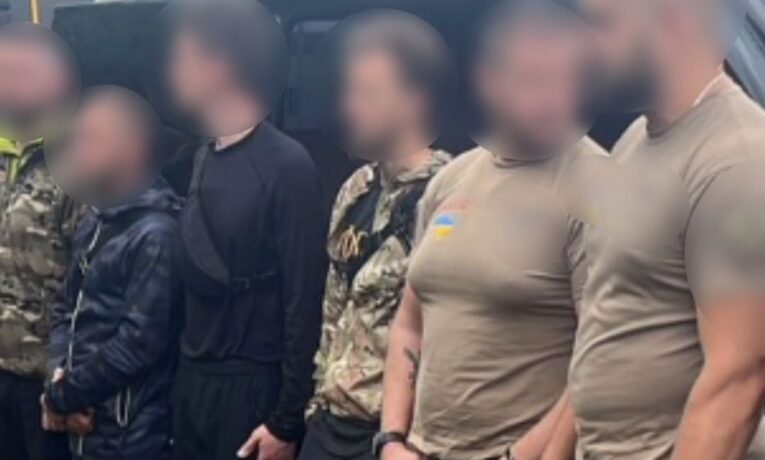 На Буковині викрито правоохоронця, який сприяв військовозобов’язаним незаконно перетинати кордон