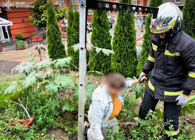 Рятувальники витягнули жінку із каналізаційного колодязя у Чернівцях