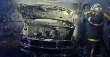 У Чернівцях двоє чоловіків спалили мікроавтобус пенсіонерки