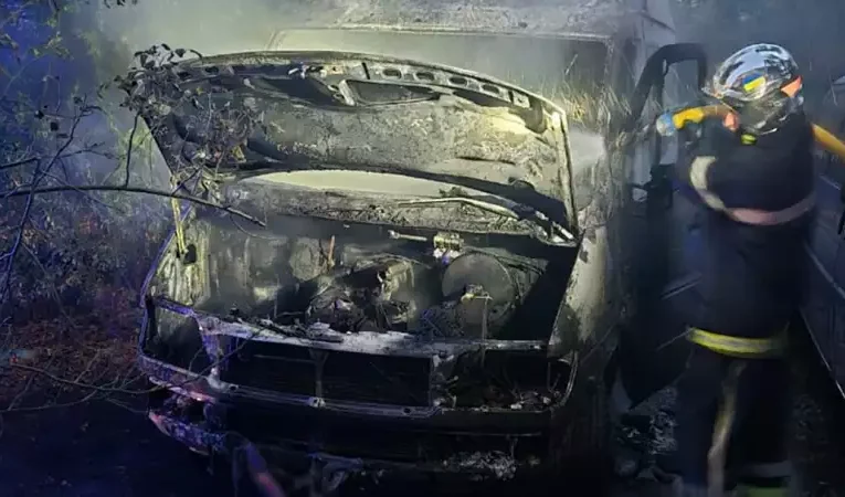 У Чернівцях двоє чоловіків спалили мікроавтобус пенсіонерки