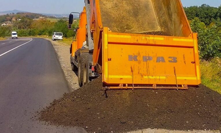 На Буковині на трасі поблизу кордону з Румунією укріплюють узбіччя