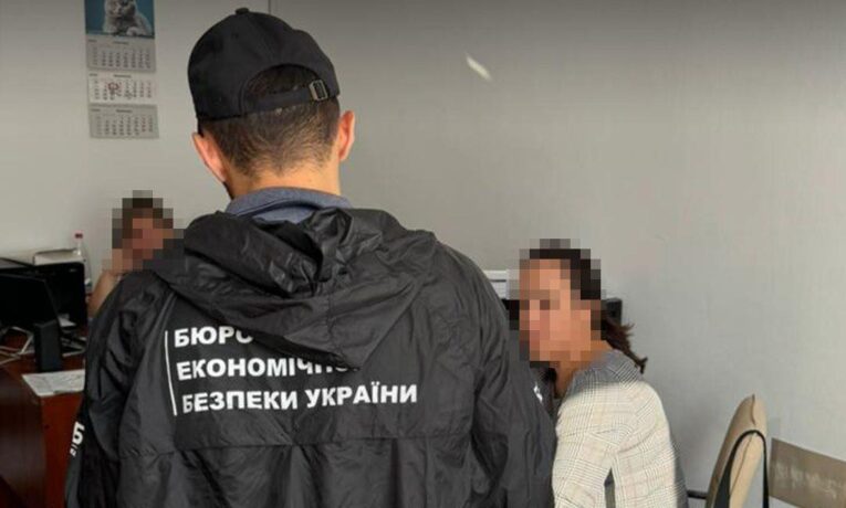 На Буковині посадовця сільради викрили на розтраті грошей для військових