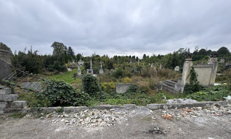 У Чернівцях планують ремонт частини огорожі на кладовищі по вулиці Зеленій