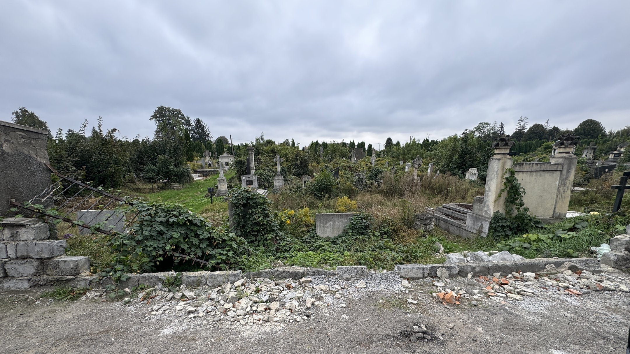 У Чернівцях планують ремонт частини огорожі на кладовищі по вулиці Зеленій