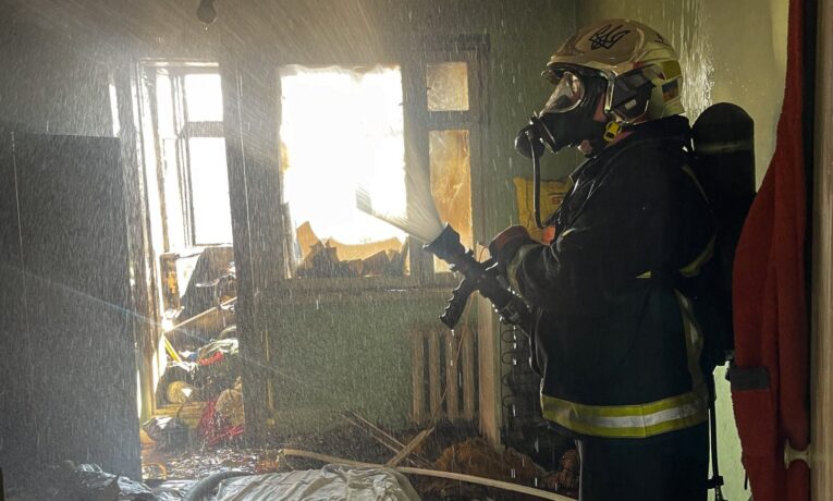 У Чернівцях надзвичайники врятували 3 малолітніх дітей під час пожежі у багатоповерхівці