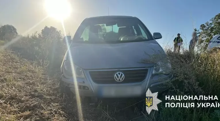 На Буковині водій не впорався з кермуванням та з’їхав з дороги