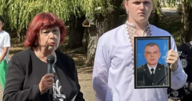 У Чернівцях мати загиблого військового збудувала у ліцеї спортмайданчик