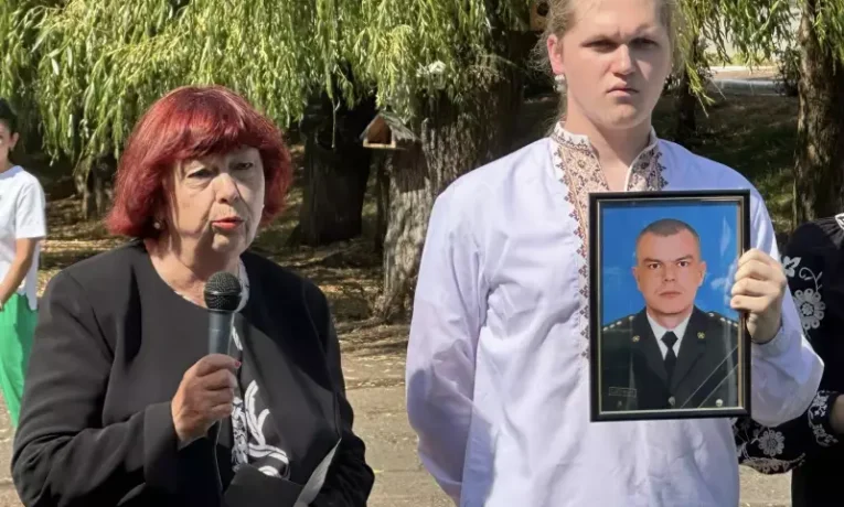 У Чернівцях мати загиблого військового збудувала у ліцеї спортмайданчик