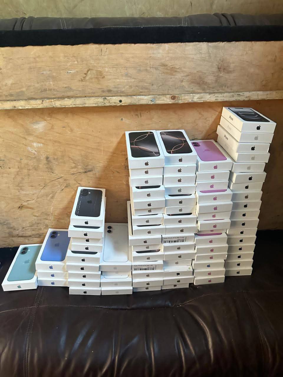 Тайник на шість мільйонів: 148 Apple iPhone, які везли до Чернівців, виявили митники у Шегинях