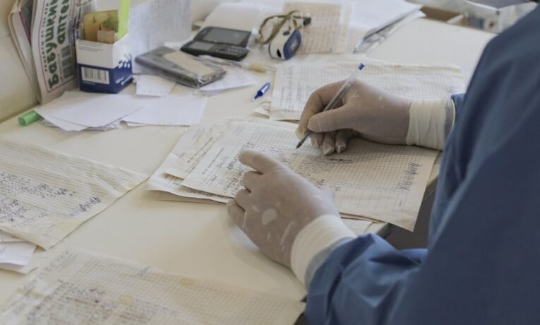 Неетична поведінка, відмова у послугах і фіктивні записи — скільки скарг було на лікарні на Буковині