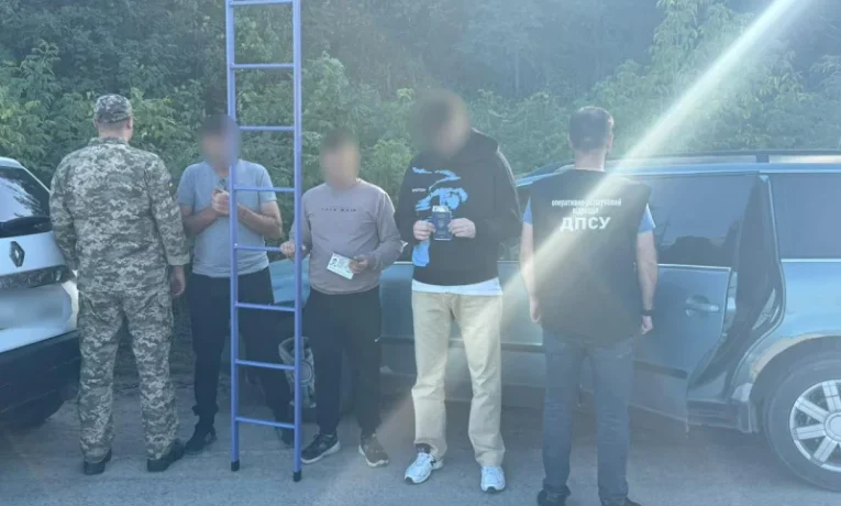Втікали до Молдови з драбиною: буковинські прикордонники затримали двох військовозобов’язаних