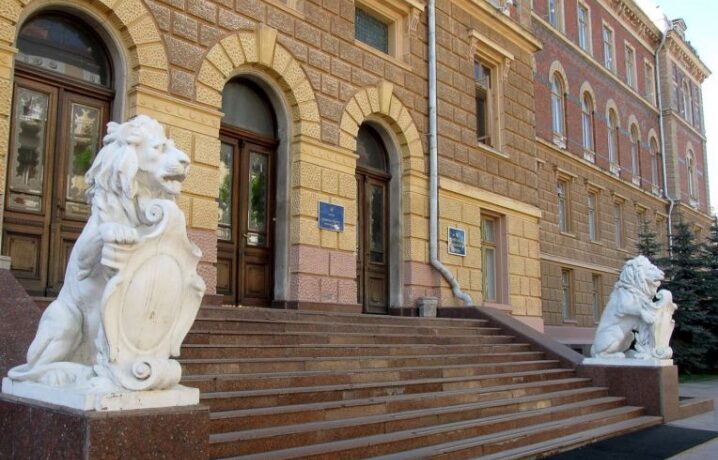 “Слуги народу” та “Батьківщина” пропонують припинити повноваження голови облради Чернівців — частина депутатів проти