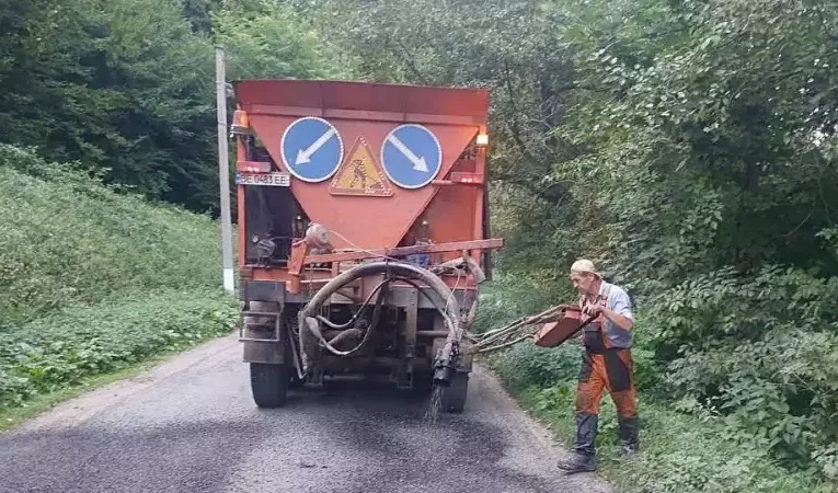 На Буковині завершили ямковий ремонт на дорозі «Вижниця – Підзахаричі»