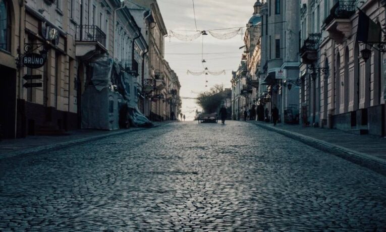 У Чернівцях до кінця року планують відремонтувати шість міжбудинкових проїздів