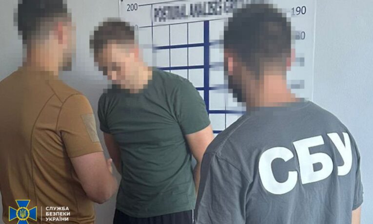 На Буковині затримали двох посадовців ТЦК, які допомагали ухилянтам нелегально тікати за кордон