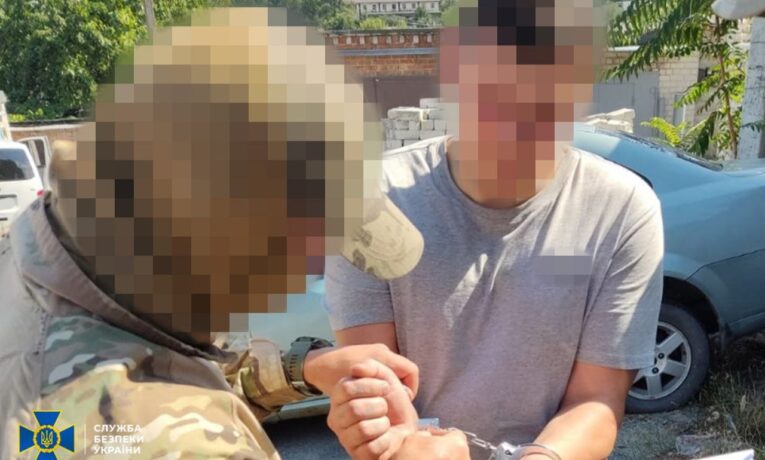 Співробітники СБУ Буковини затримали рецидивіста-агента фсб, який готував удари по Дніпру за допомогою GPS-«маячків»