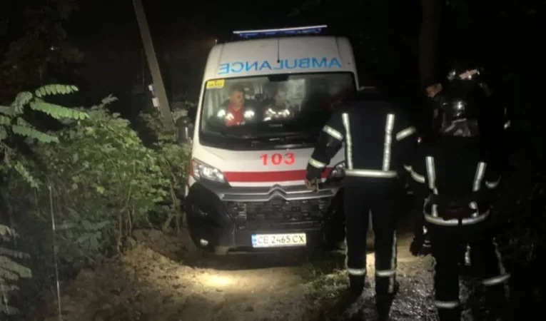 У Чернівцях “швидка” через погані погодні умови застрягла на узбіччі