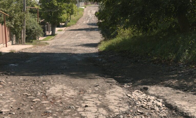 У Чернівцях планують асфальтувати гравійну ділянку дороги на вулиці Бережанській