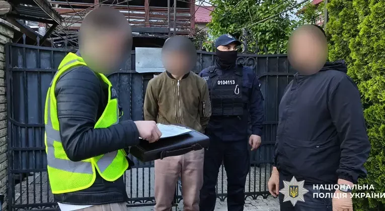 На Буковині викрили угруповання, яке торгувало фальшивими документами