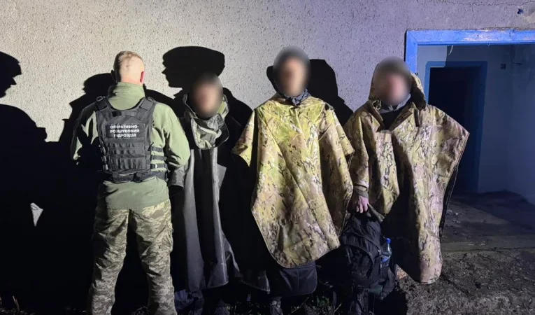 На Буковині затримали чоловіків, які намагались втекти до Молдови у «невидимих» плащах