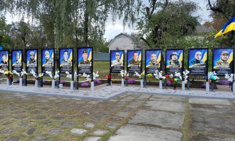 У Дністровському районі відкрили Алею Слави загиблим захисникам