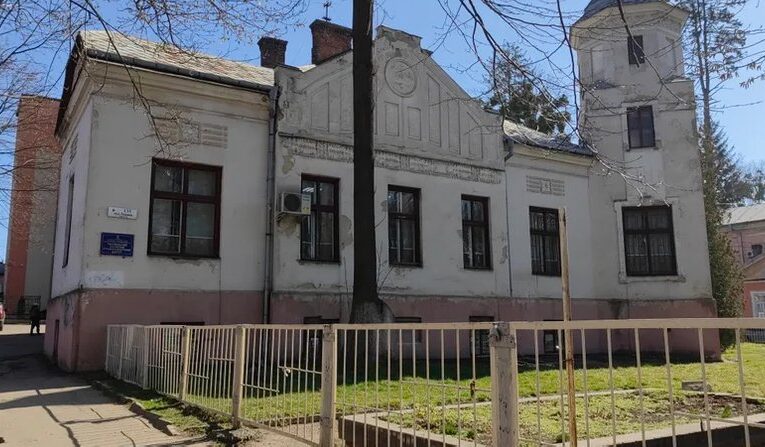 У Чернівцях через аукціони можна орендувати 14 комунальних приміщень
