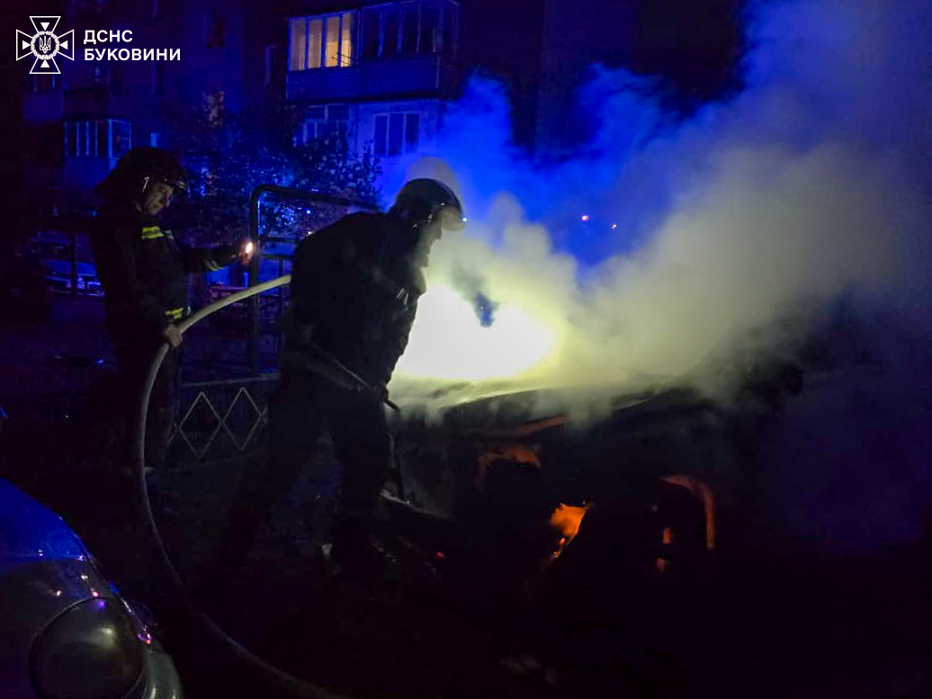 Уночі на Буковині горіли два авто