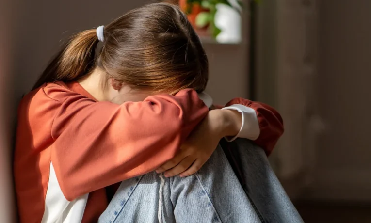 У Чернівцях чоловіка оштрафували за побиття незнайомої дитини посеред вулиці