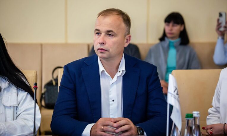 Заступник голови Чернівецької ОДА їздить на Lexus за 2,6 млн грн, а дружина зберігає $170 тис. готівкою