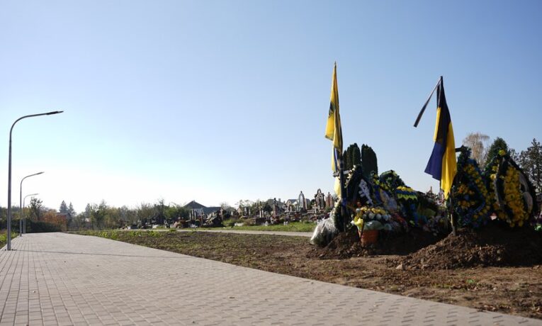У Чернівцях планують відремонтувати пішохідні доріжки на кладовищі у мікрорайоні Ленківці