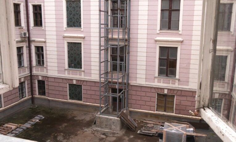 Подали апеляцію: чому призупинили встановлення ліфта у Чернівецькій ОВА