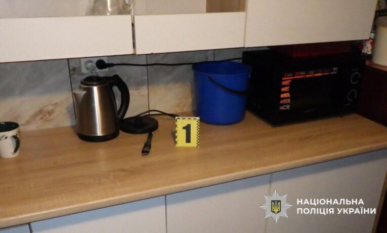 На Буковині 27-річна жінка поранила ножем 14-річну сестру