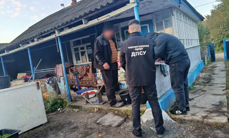 Справа переправлення ухилянтів на Буковині: під час обшуків виявили арсенал зброї