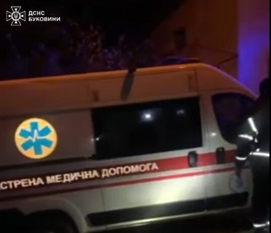 Рятувальники двічі допомагали медикам у буксируванні карет швидкої допомоги на Буковині
