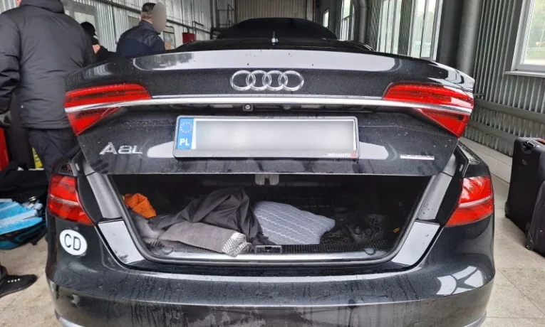 На пункті пропуску «Мамалига» виявили контрабанду сигарет у машині з дипломатичними номерами